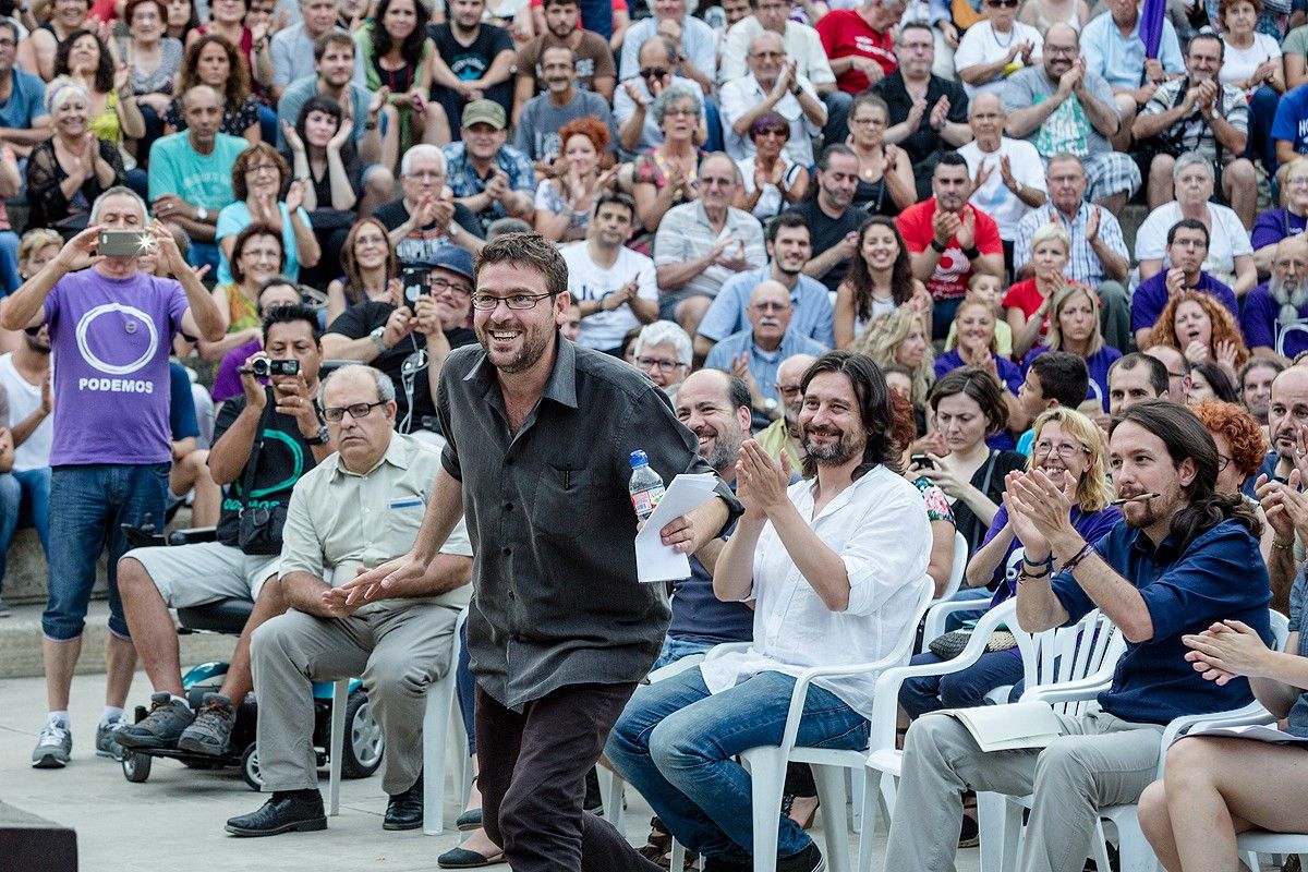 Fachin en un acte de Podem a Badalona, amb Iglesias aplaudint-lo