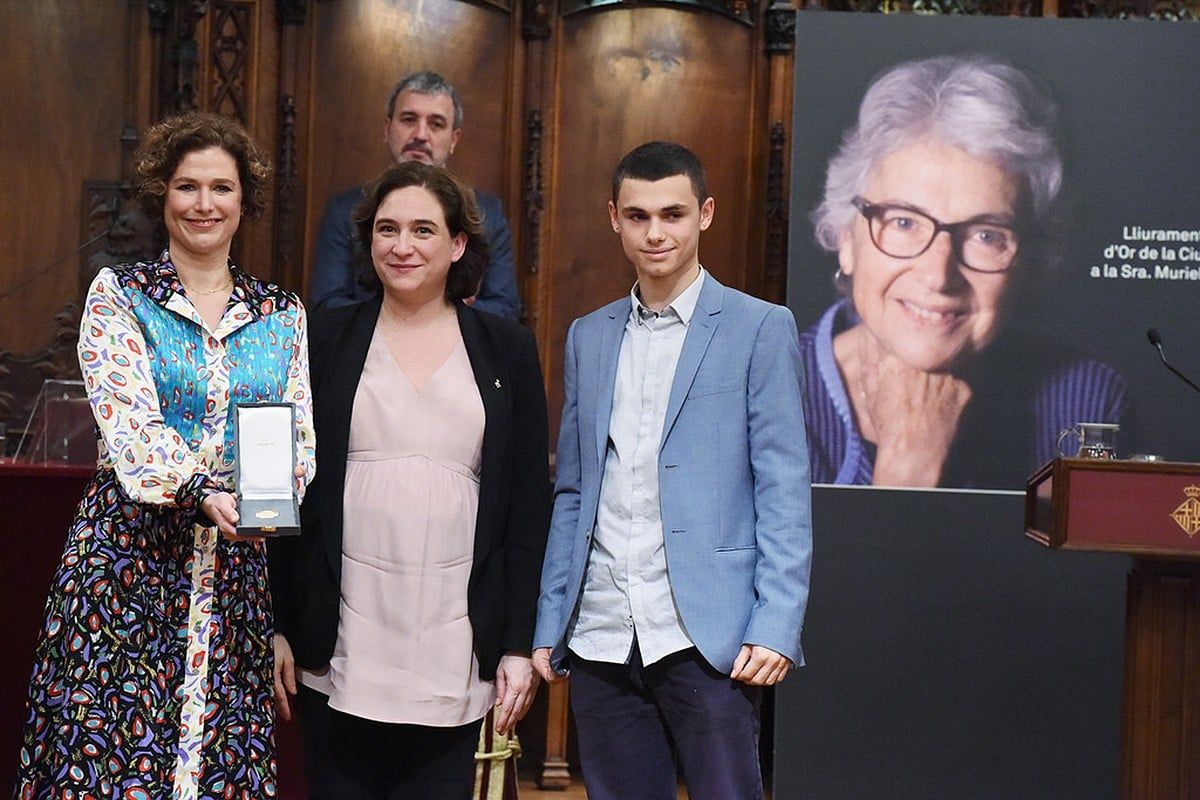 La filla i el nét de Muriel Casals han recollit la Medalla d'Or de Barcelona a títol pòstum