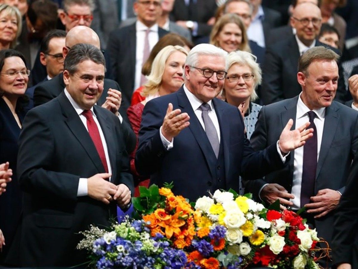 El nou president alemany, envoltat de dirigents del seu partit.