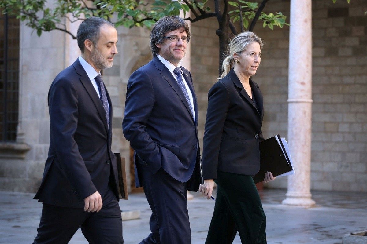 Carles Puigdemont, Joan Vidal i Neus Munté caminen cap a la reunió setmanal del Govern