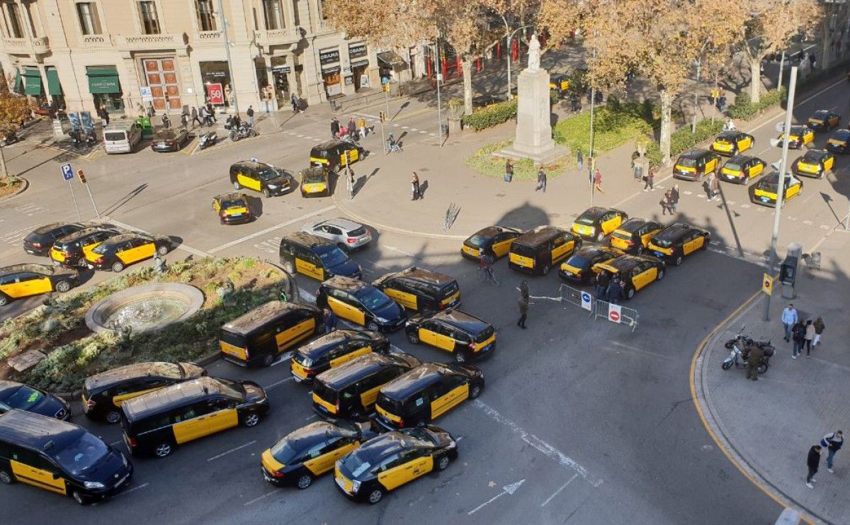 Els taxistes mantenen el bloqueig de la Gran Via