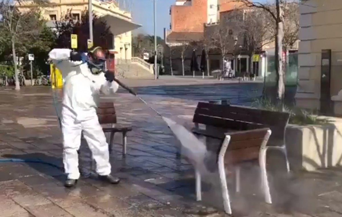 El servei de neteja de Sant Cugat desinfectant els carrers. 