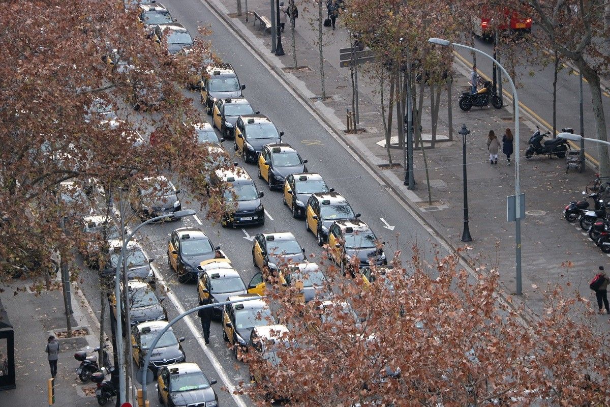 La Gran Via de Barcelona, col·lapsada pels taxistes.
