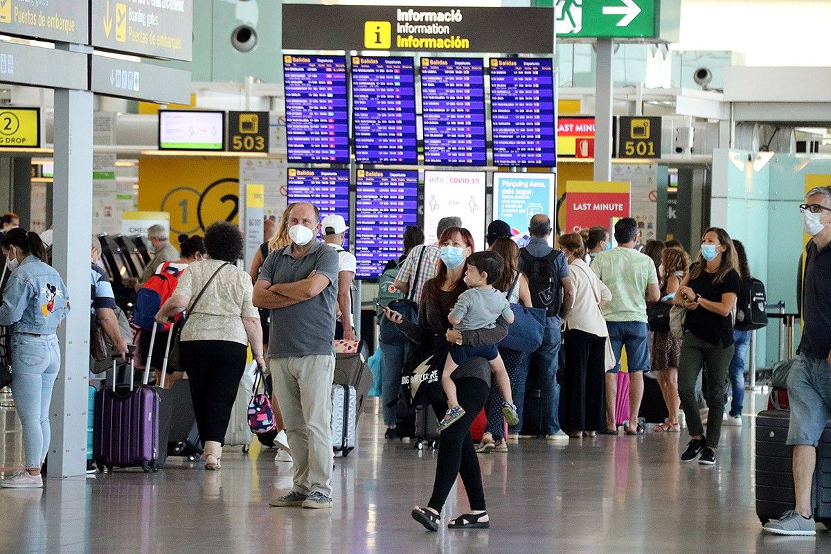 Passatgers a l'aeroport del Prat.