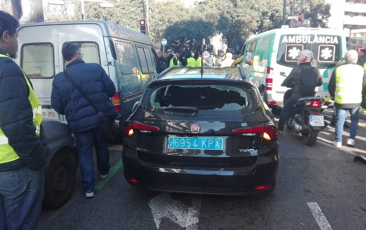 Atac un vehicle VTC a l'Avinguda del Paral·lel de Barcelona.