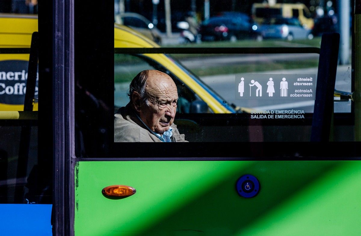 Un jubilat en un bus de Barcelona