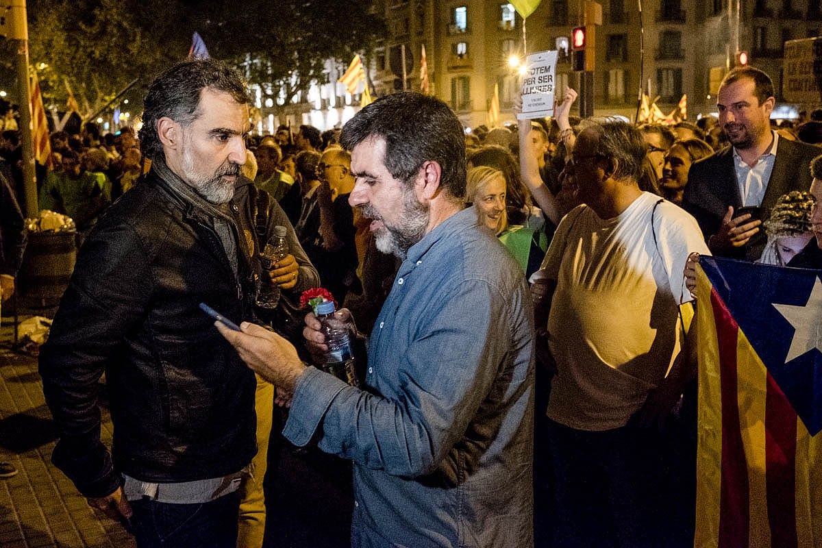 Jordi Cuixart i Jordi Sànchez, a la manifestació en protesta per l'entrada de la Guàrdia Civil al Departament d'Economia 
