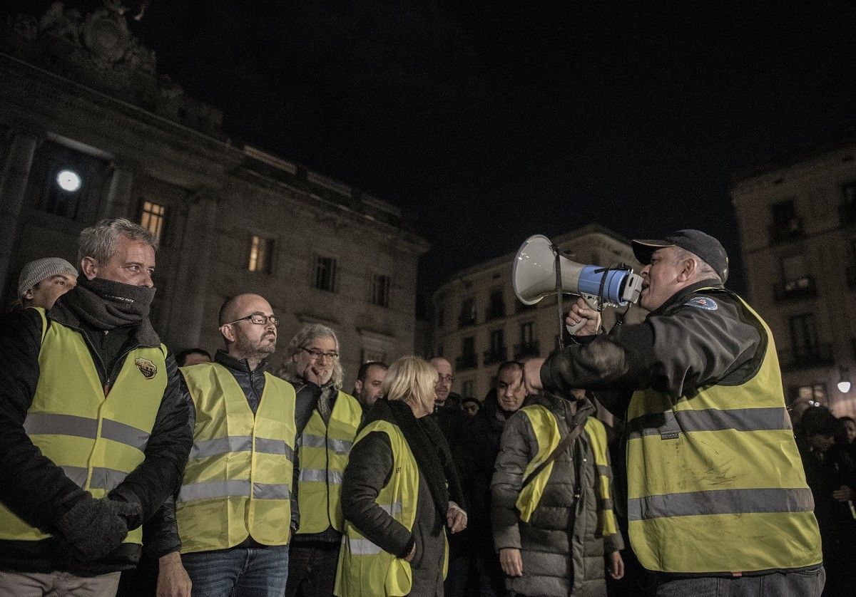 Els taxistes protestant a les portes del Palau de la Generalitat