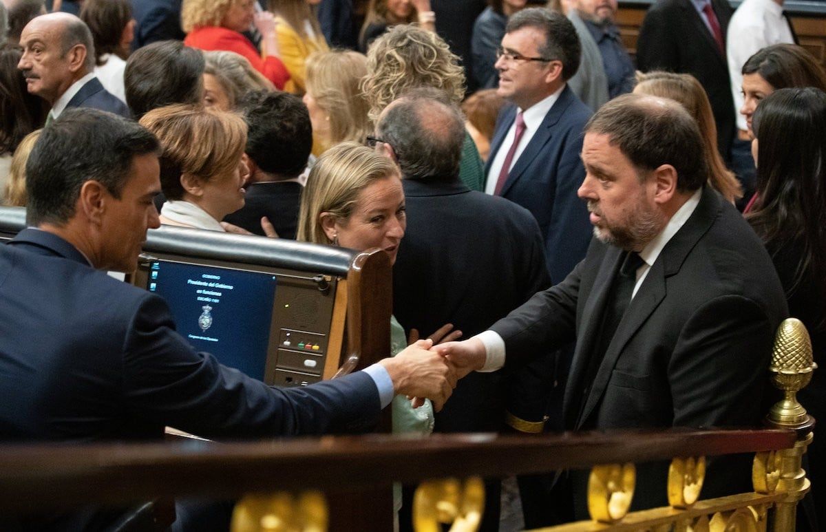 Encaixada de mans entre Sánchez i Junqueras al Congrés, l'any 2019.