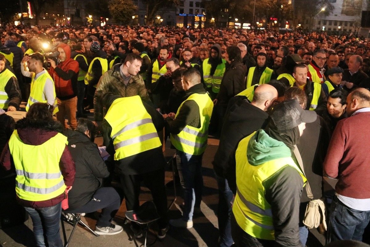 Els taxistes votant, ja de nit, a Plaça Catalunya.