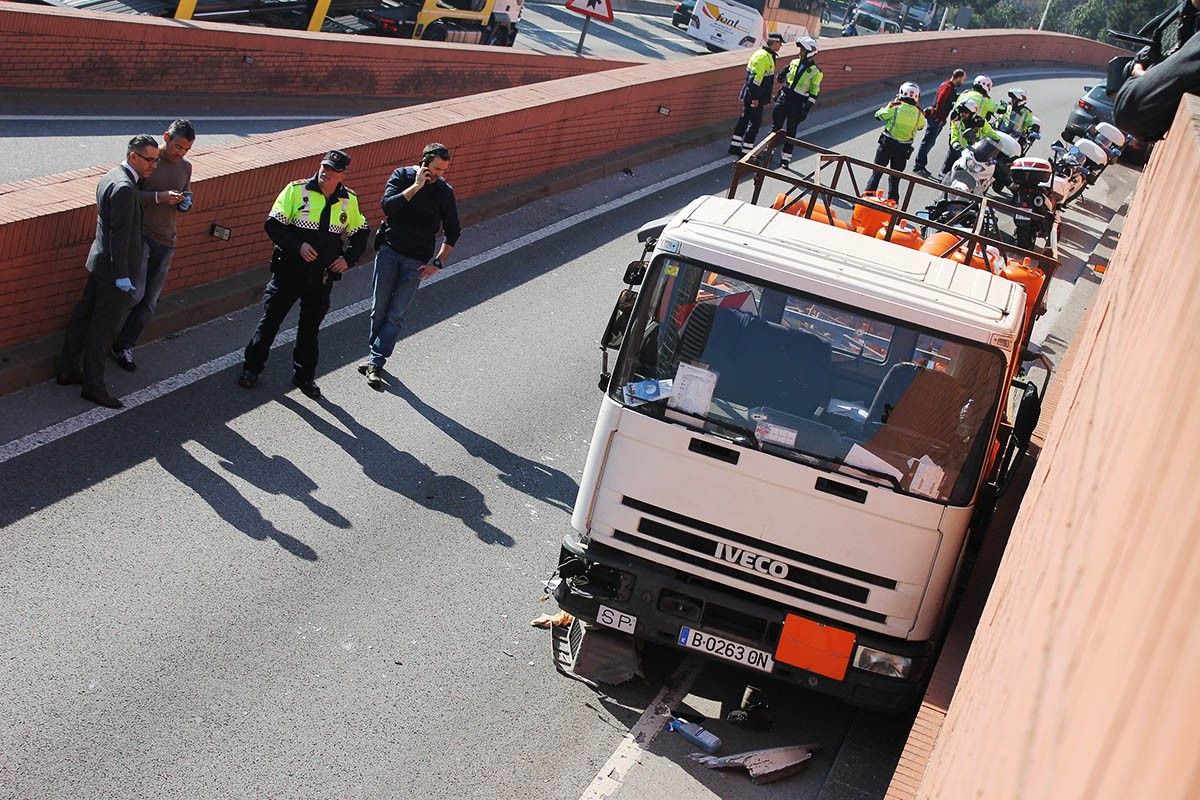 El camió aturat a la ronda Litoral de Barcelona