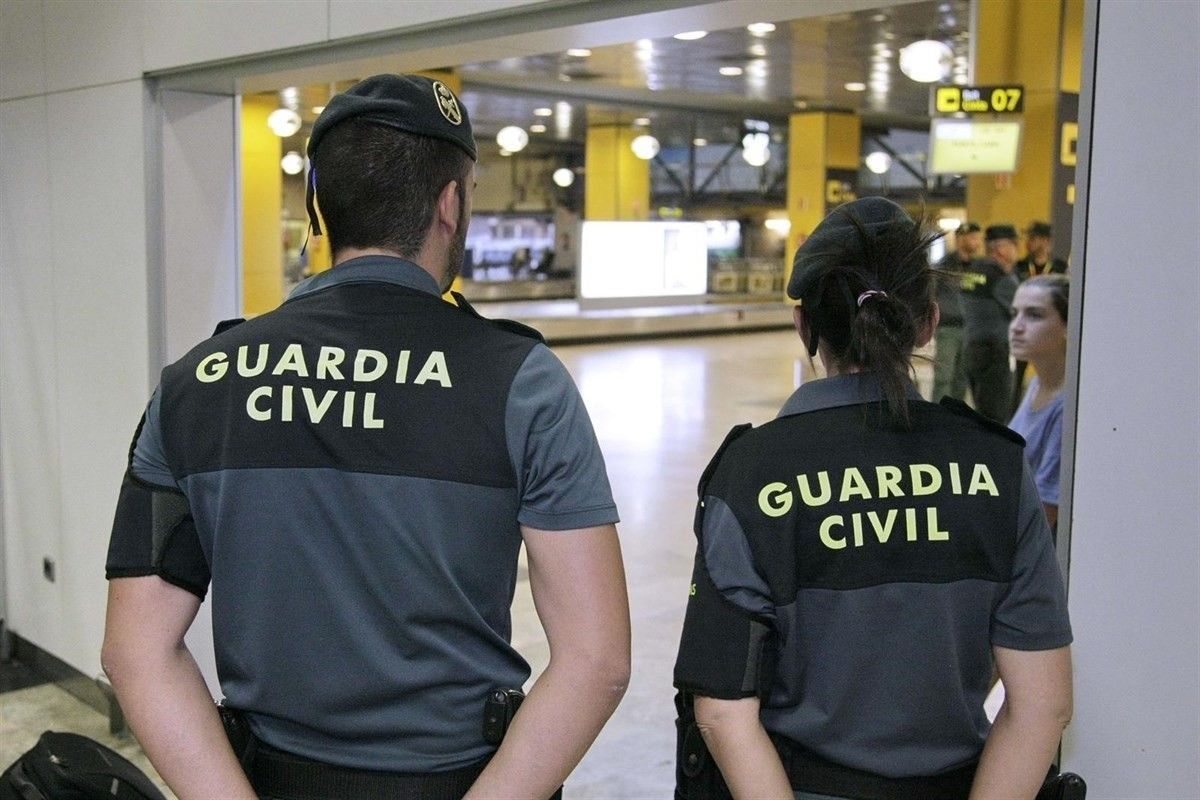 Imatge de dos agents de la Guàrdia Civil a l'aeroport del Prat