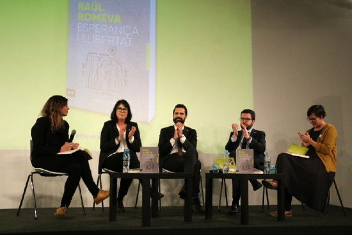 Laura Pinyol, Diana Riba, Roger Torrent, Pere Aragonès i Jenn Díaz en la presentació del llibre