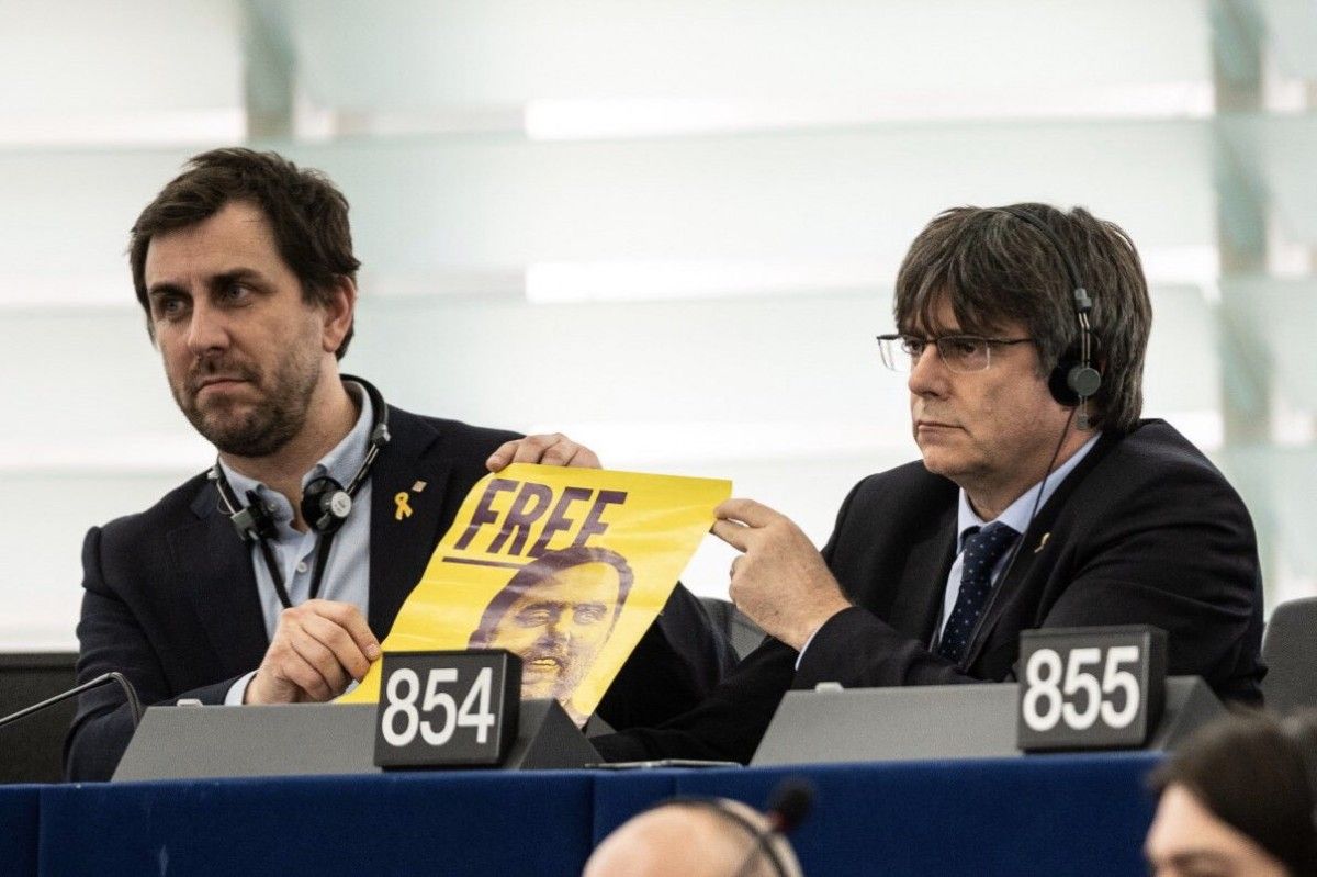 Puigdemont i Comín reclamen la llibertat de Junqueras des de l'Eurocambra.