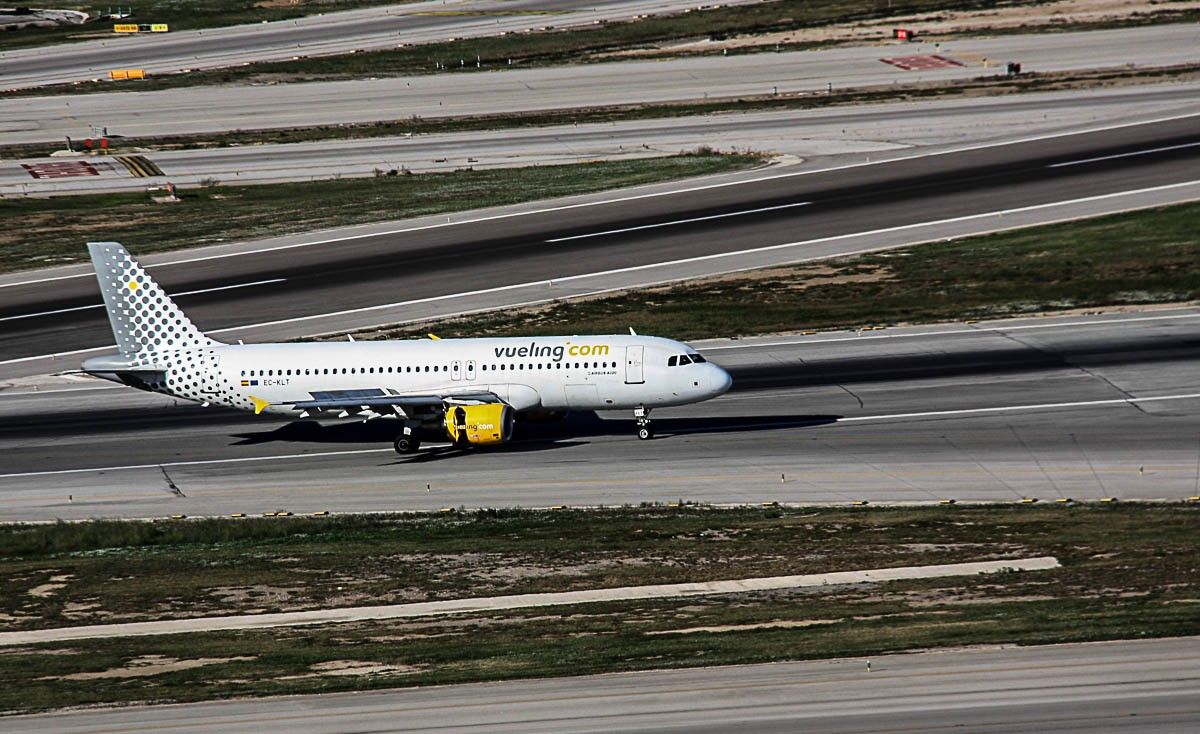 Un avió de Vueling a les pistes de l'aeroport del Prat .