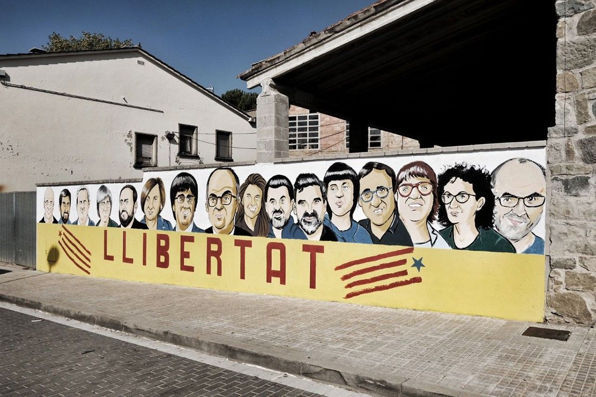 Mural amb els rostres dels presos polítics i exiliats