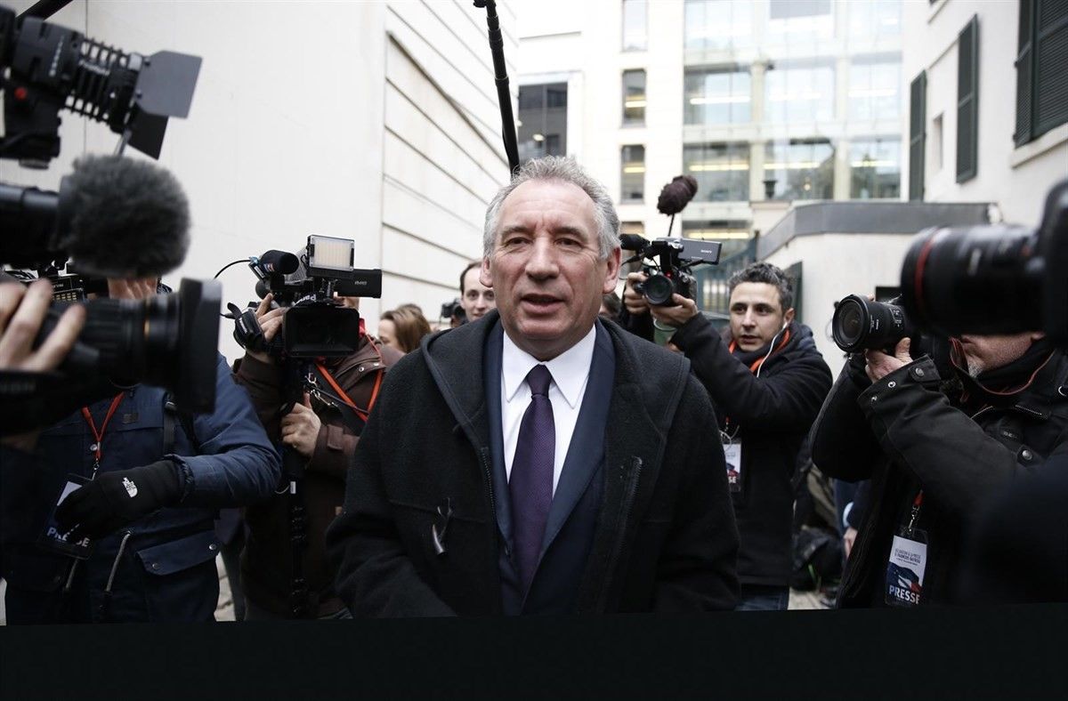 François Bayrou s'arrenglera darrera de Macron