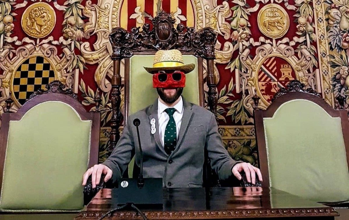 El Senyor Postu, a la cadira de l'alcalde de Lleida