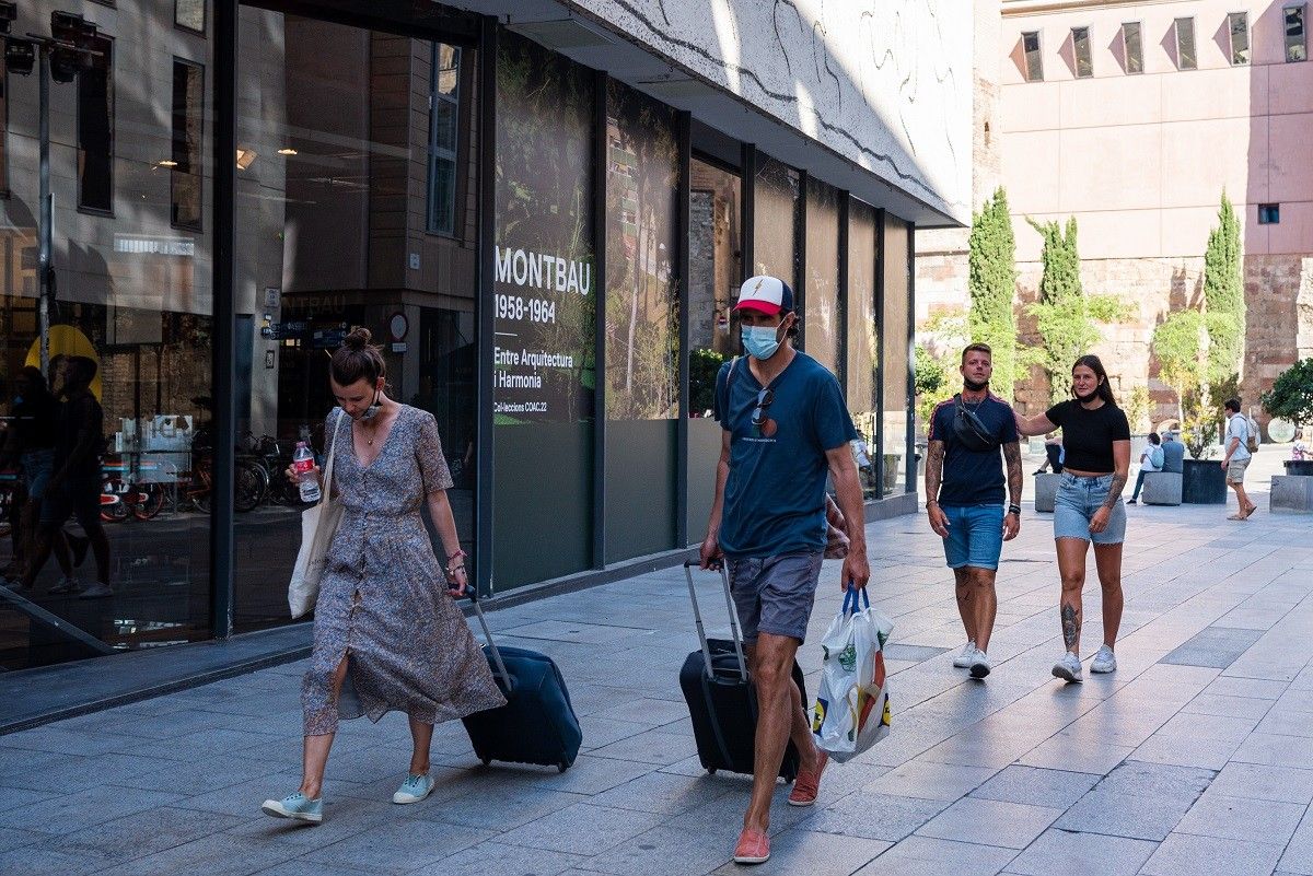 Turistes carregant maletes a Barcelona, en imatge d'arxiu