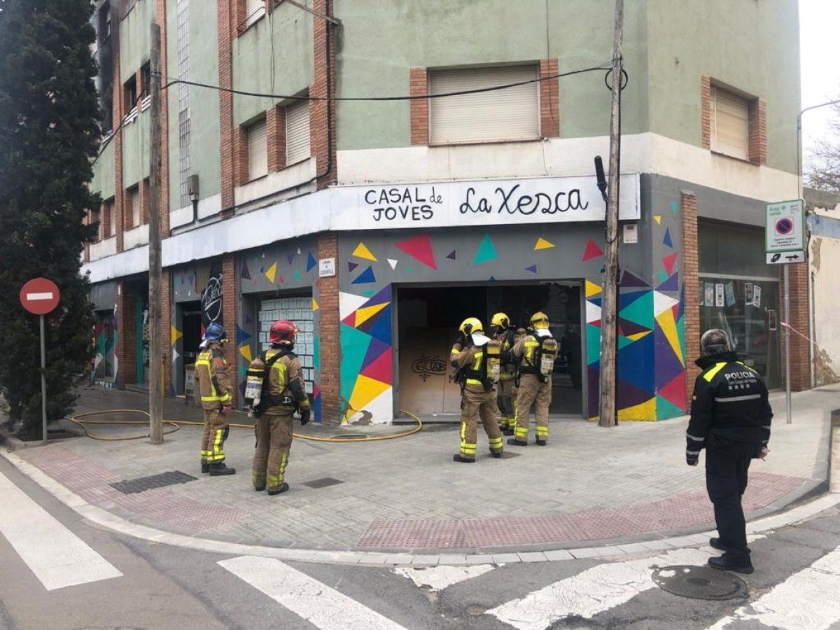 Foc a l'edifici okupat de La Xesca