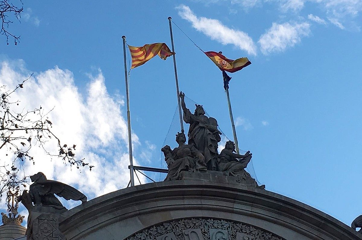 La bandera espanyola del TSJC, al costat de la catalana