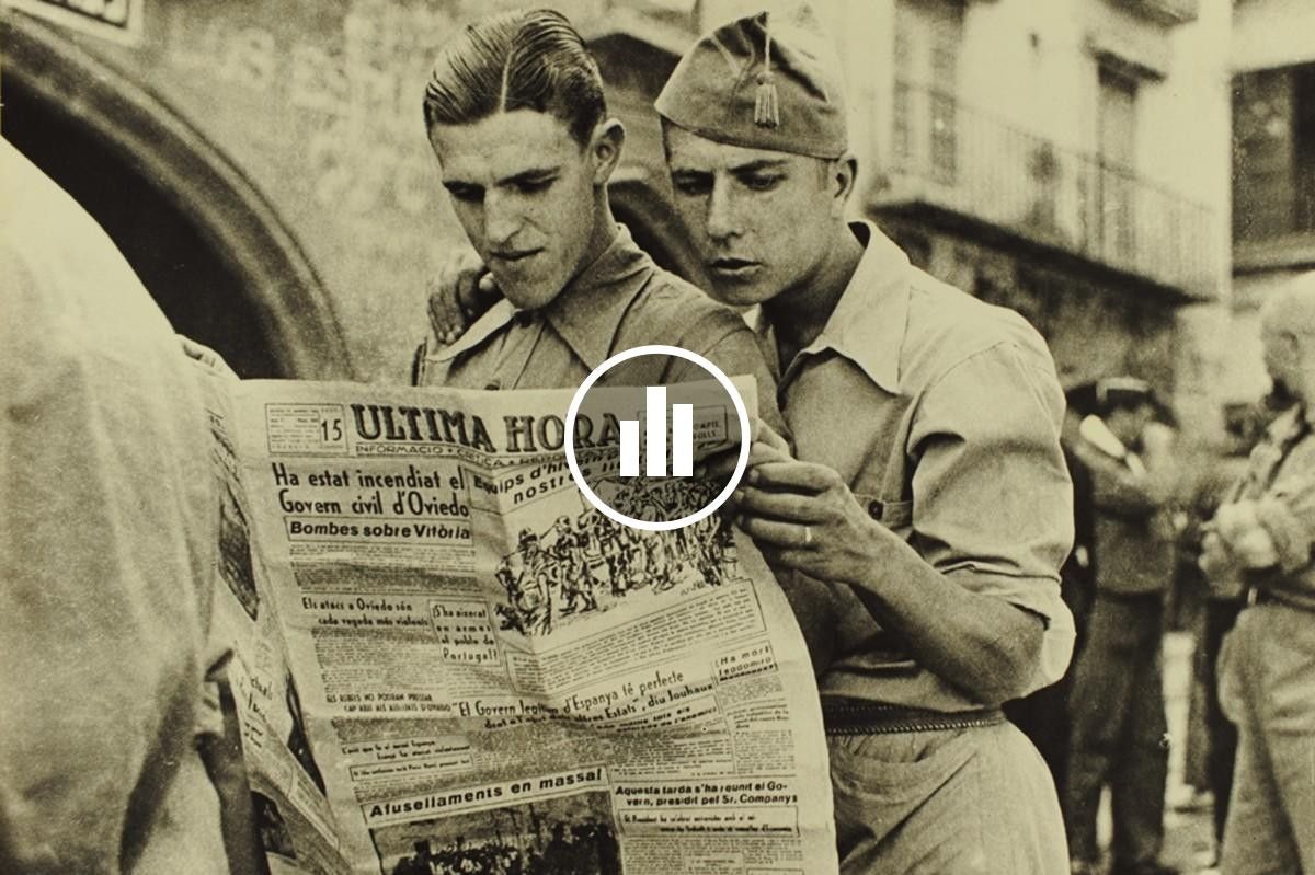 Soldats llegint la premsa, durant la guerra civil.