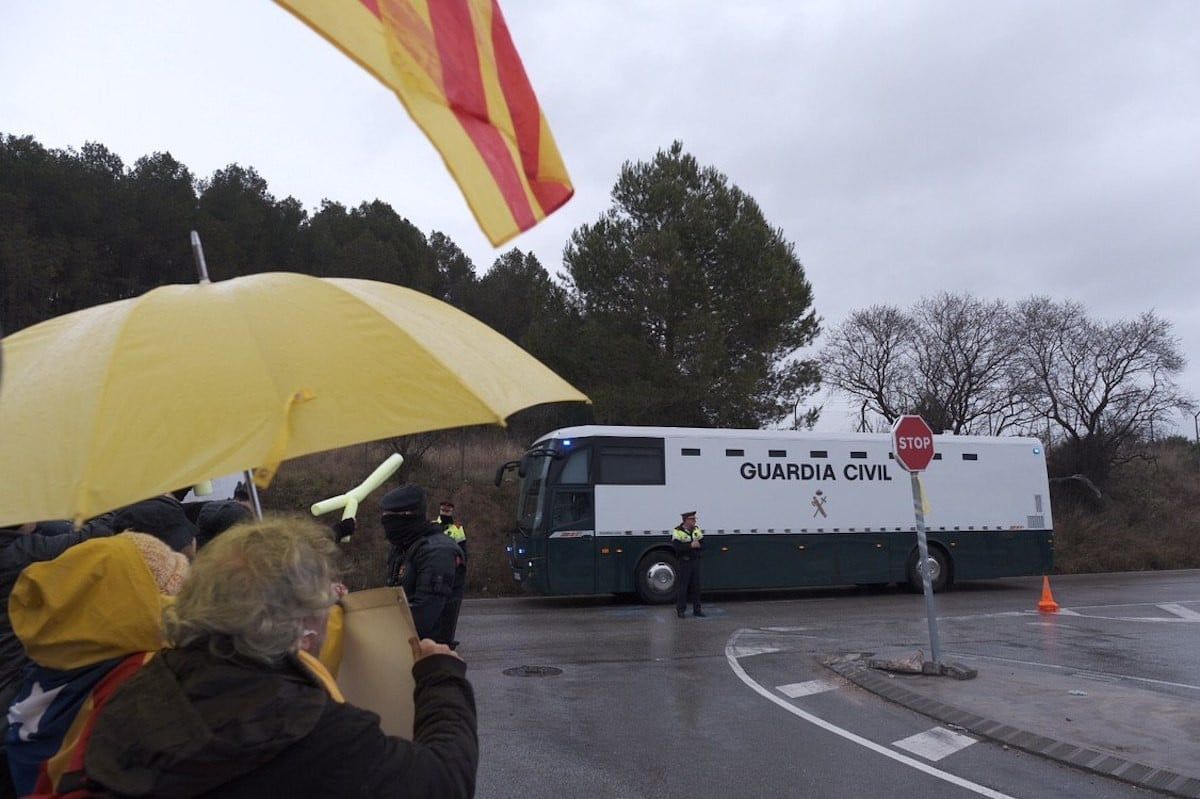 Moment en què el vehicle de la Guàrdia Civil amb els presos inicia el trajecte des de Brians 2 a Madrid