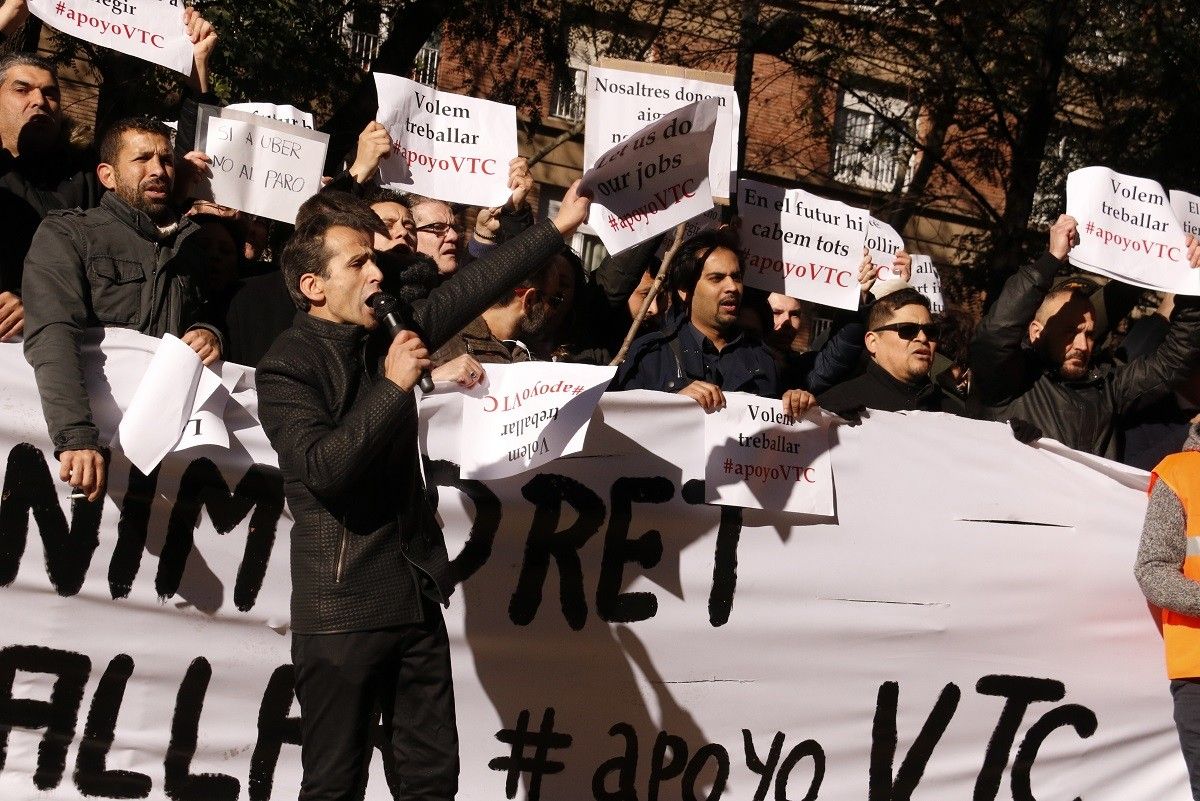 Manifestants VTC a les portes de la conselleria de Territori.
