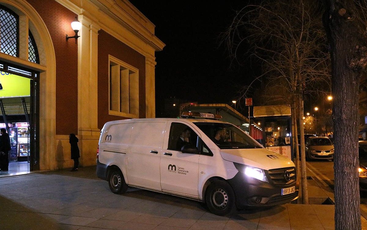 La furgoneta dels serveis funeraris en el moment de sortir de l'estació de Sant Andreu Arenal