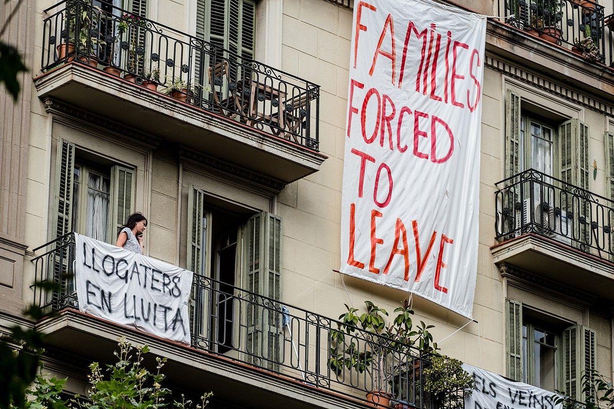 Pancartes contra l'expulsió de llogaters a Barcelona
