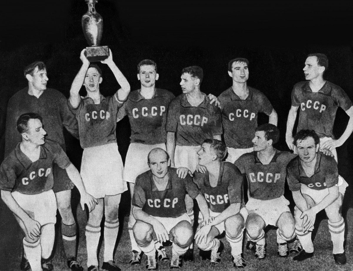 La selecció de la Unió Soviètica aixeca l’Eurocopa de 1960, el seu primer i únic gran triomf en un torneig internacional futbolístic