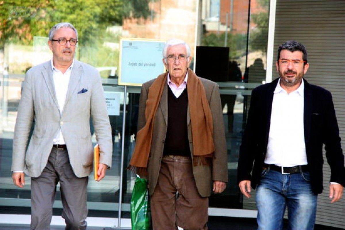 L'extresorer de CDC Daniel Osácar, sortint dels jutjats del Vendrell, amb l'advocat Xavier Melero i Francesc Sanchez