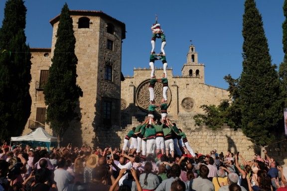 2 de 8 amb folre dels Castellers de Sant Cugat a la Festa Major 2015
