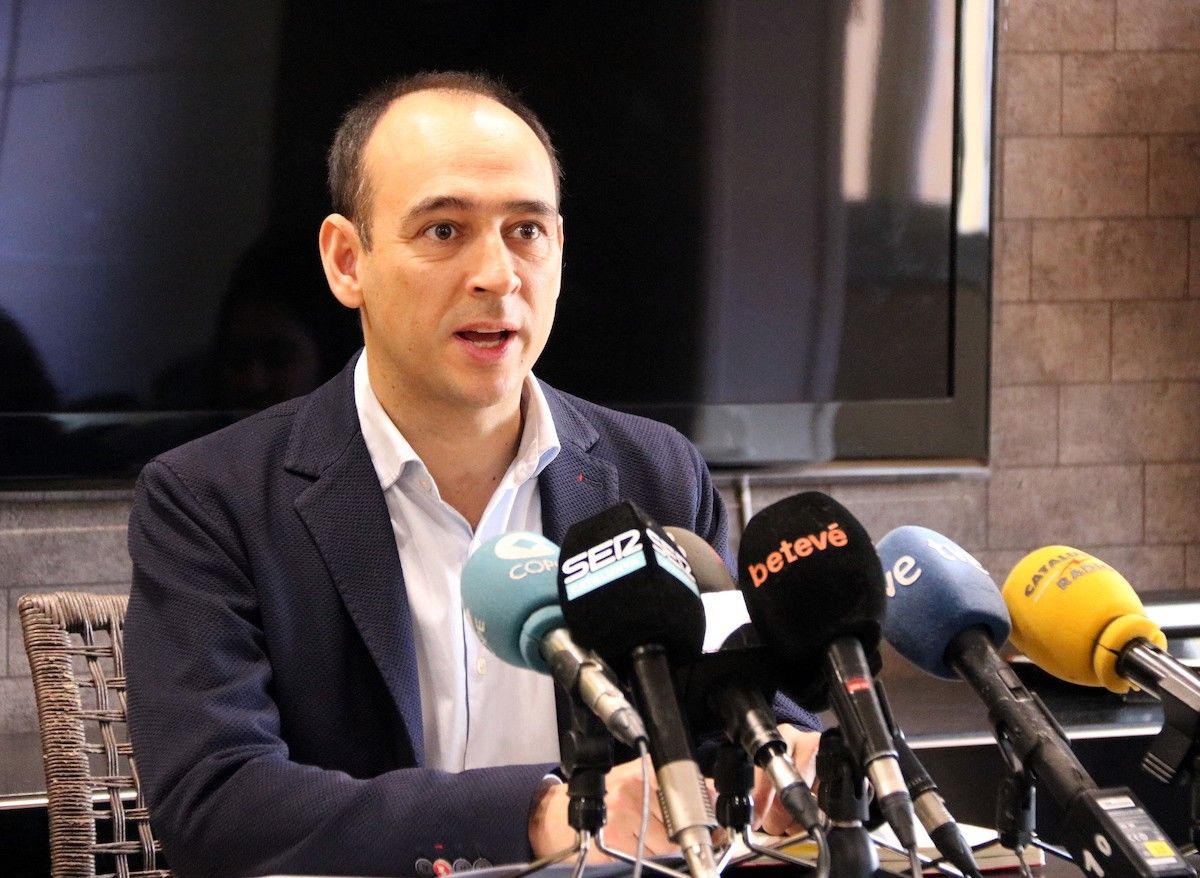 El president de l'Associació d'Apartaments Turístics de Barcelona (Apartur), Enrique Alcántara, durant la roda de premsa en què ha fet balanç dels resultats del 2018