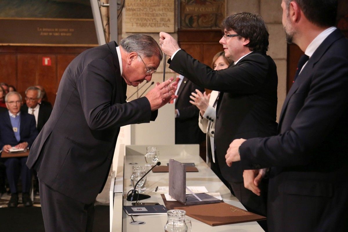 Carles Puigdemont, en el moment d'entregar la Creu de Sant Jordi a Enric Argullol