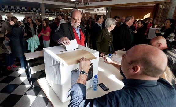 Un home votant a Girona el 9-N
