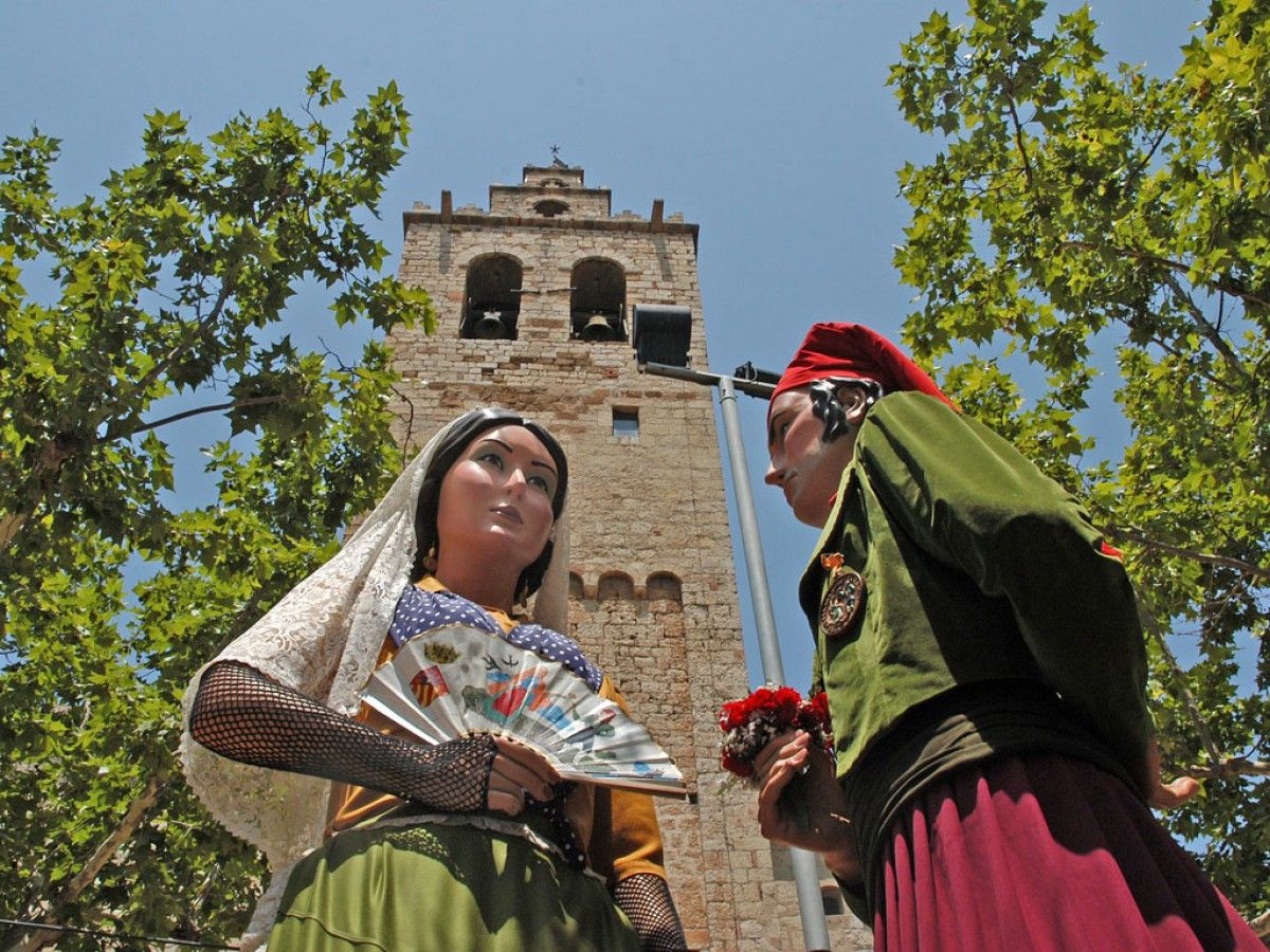 Una dona amb mascareta, de compres per Barcelona