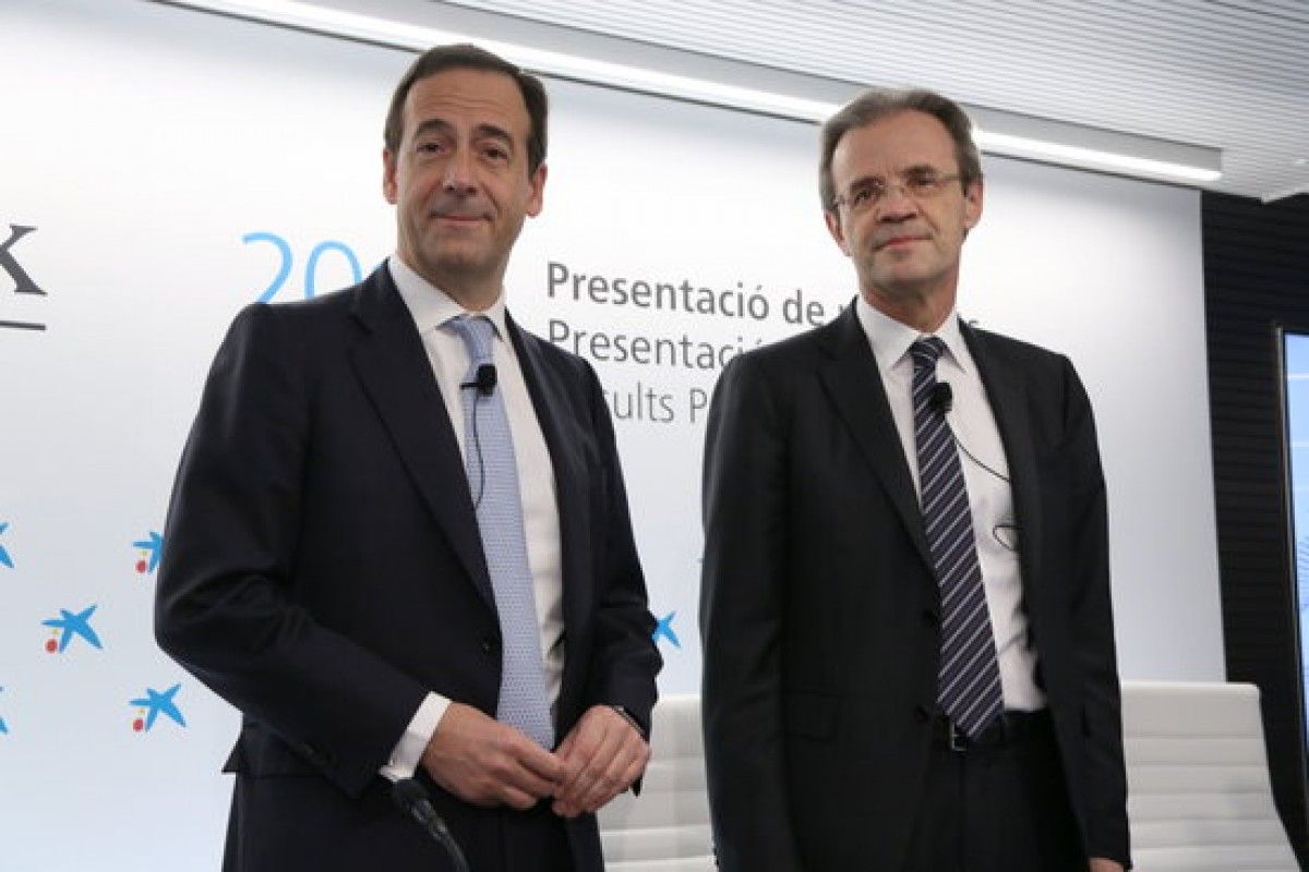 El conseller delegat de CaixaBank, Guillermo Gortázar, i el president del grup, Jordi Gual, aquest divendres a València.