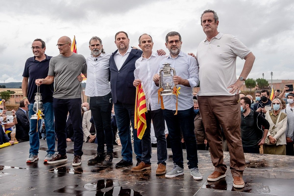 Els presos polítics fora de Lledoners després de rebre l'indult del govern espanyol.