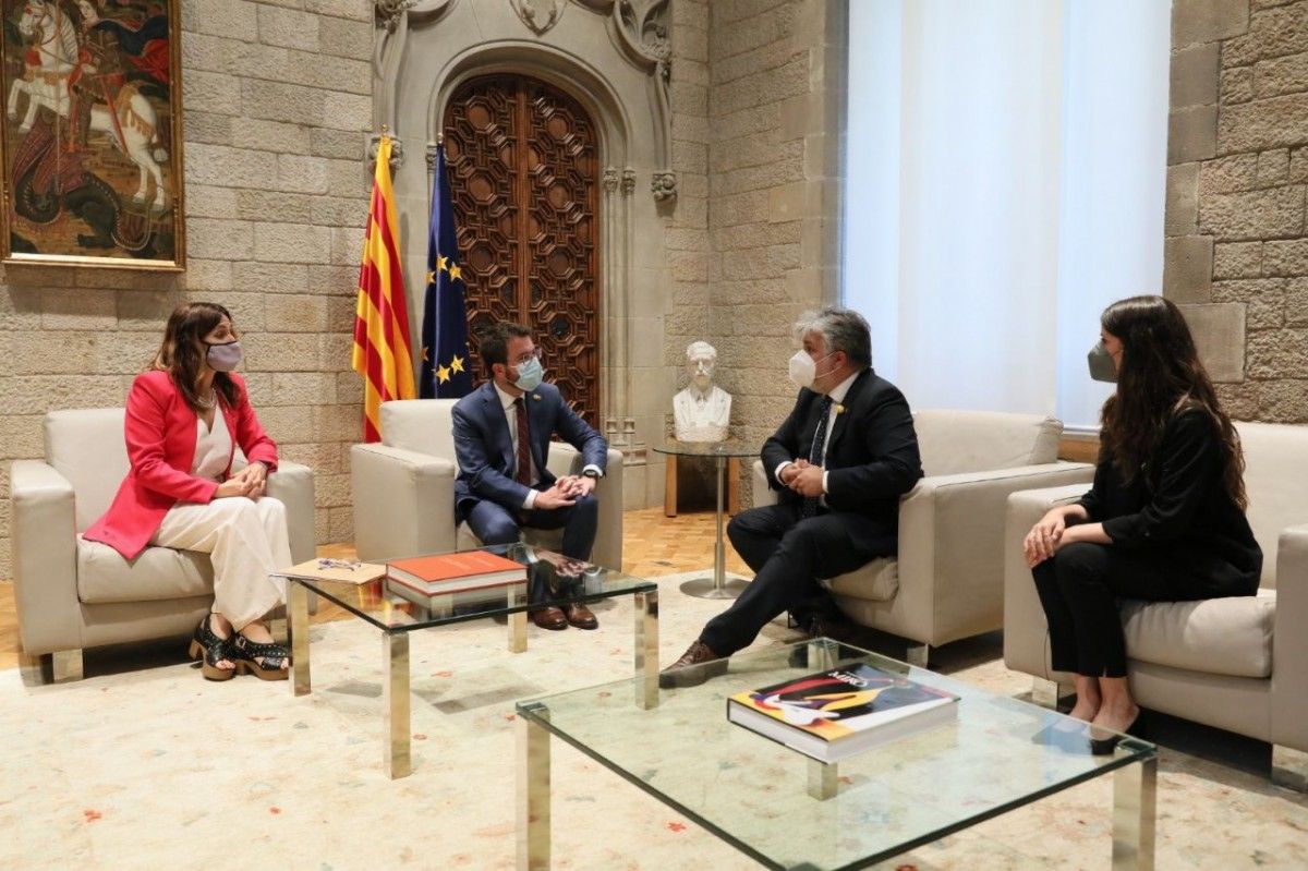 Reunió d'Aragonès i Vilagrà amb el grup parlamentari de Junts.