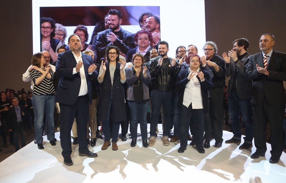 Imatge final de l'acte d'ERC, amb Oriol Junqueras, Marta Rovira, Gabriel Rufián i els altres dirigents que hi han participat.