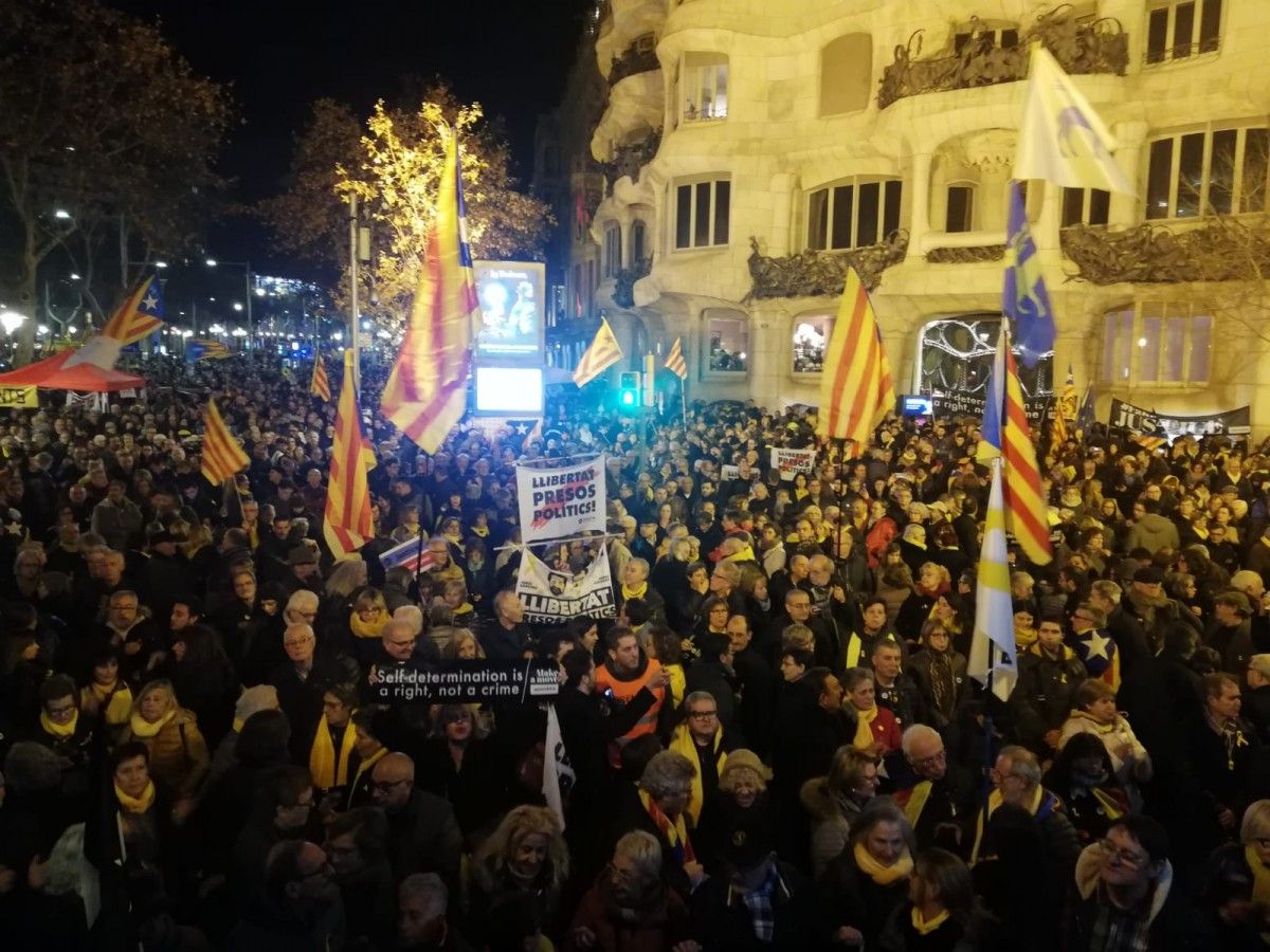 Centenars de manifestants a les portes de la seu de la Comissió Europea a Barcelona