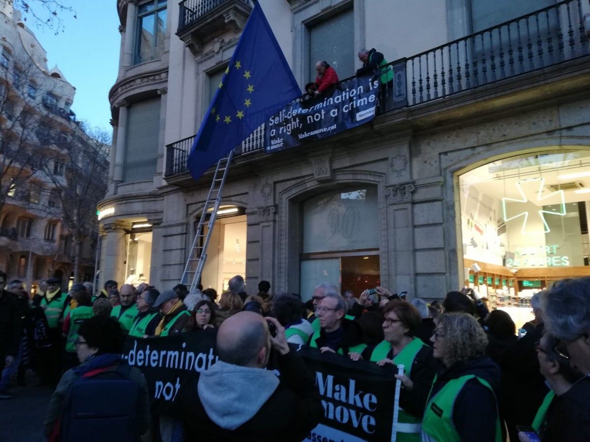 Manifestants a la protesta de l'ANC davant de la seu de la CE a Barcelona