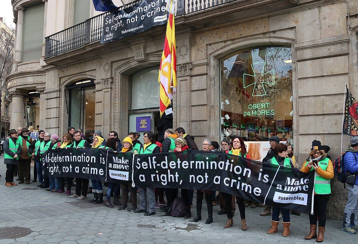 Els activistes de l'ANC mantenen l'ocupació de la seu de la Comissió Europea a Barcelona