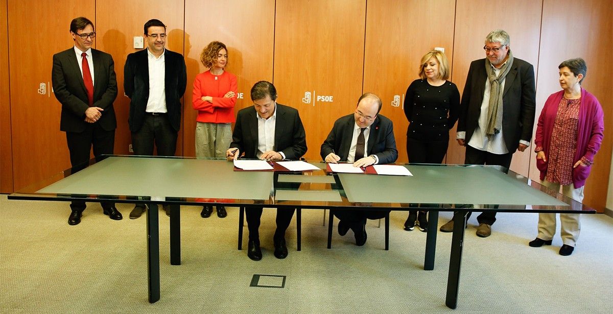 Els dirigents del PSOE i el PSC signant el nou document de relació