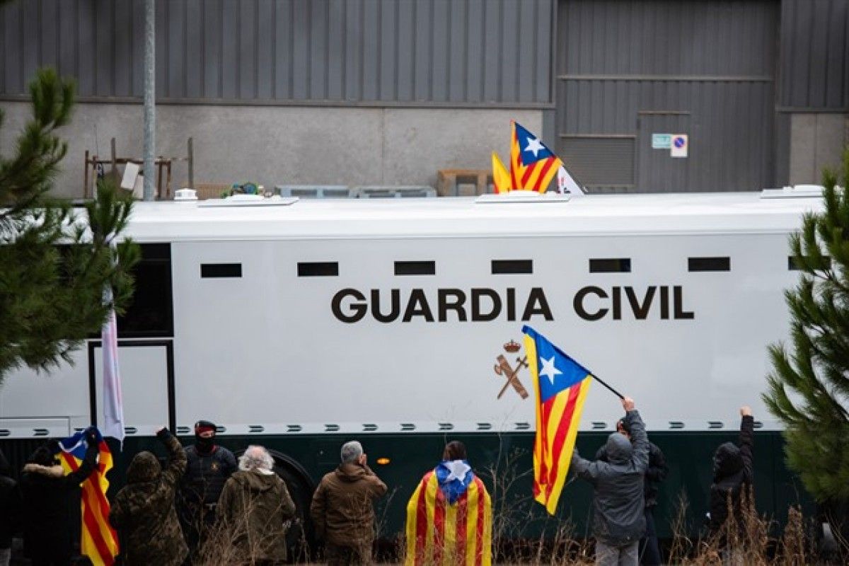 L'autocar de la Guàrdia Civil que traslladava els presos polítics