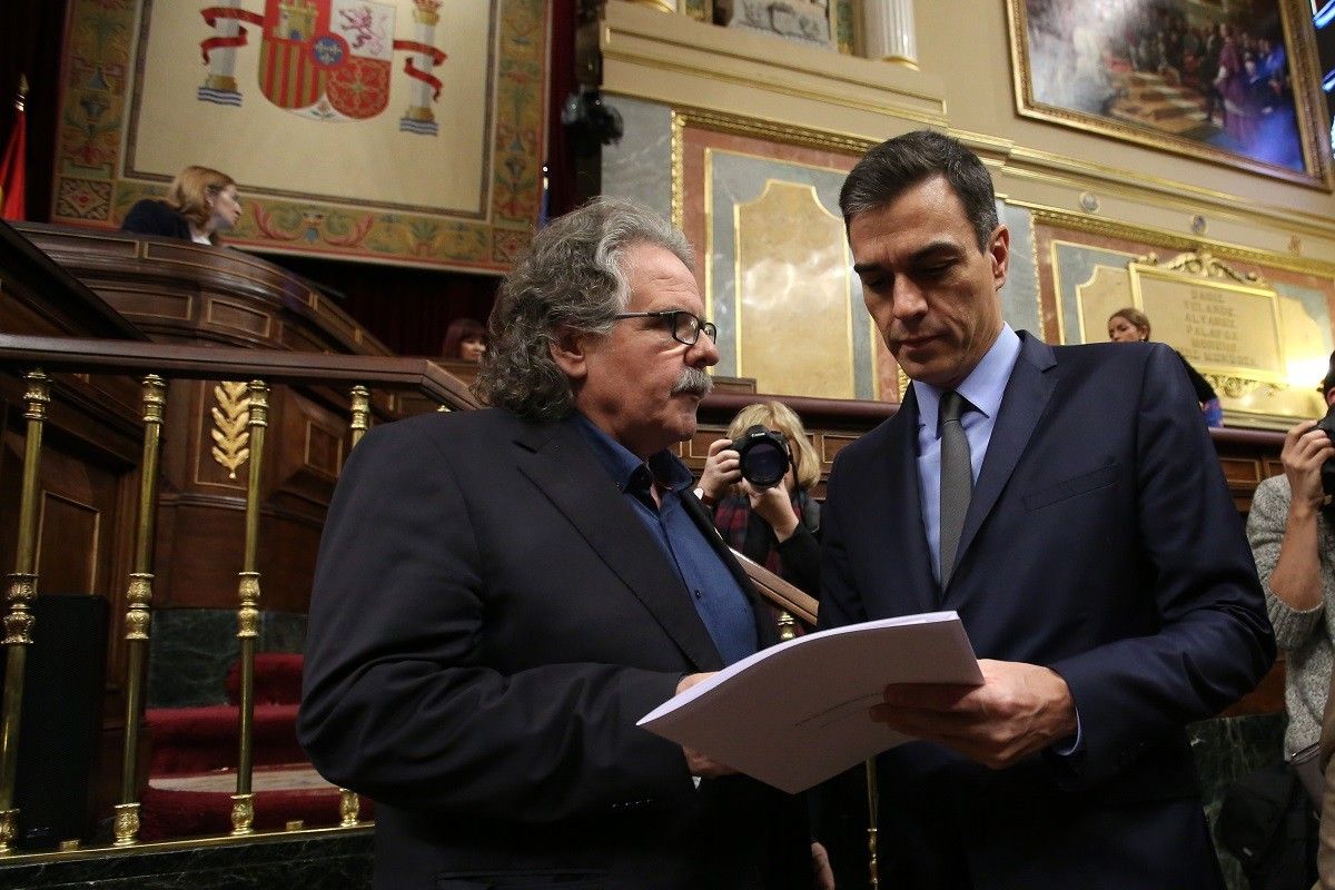 Joan Tardà i Pedro Sánchez, en una imatge d'arxiu al Congrés dels Diputats.