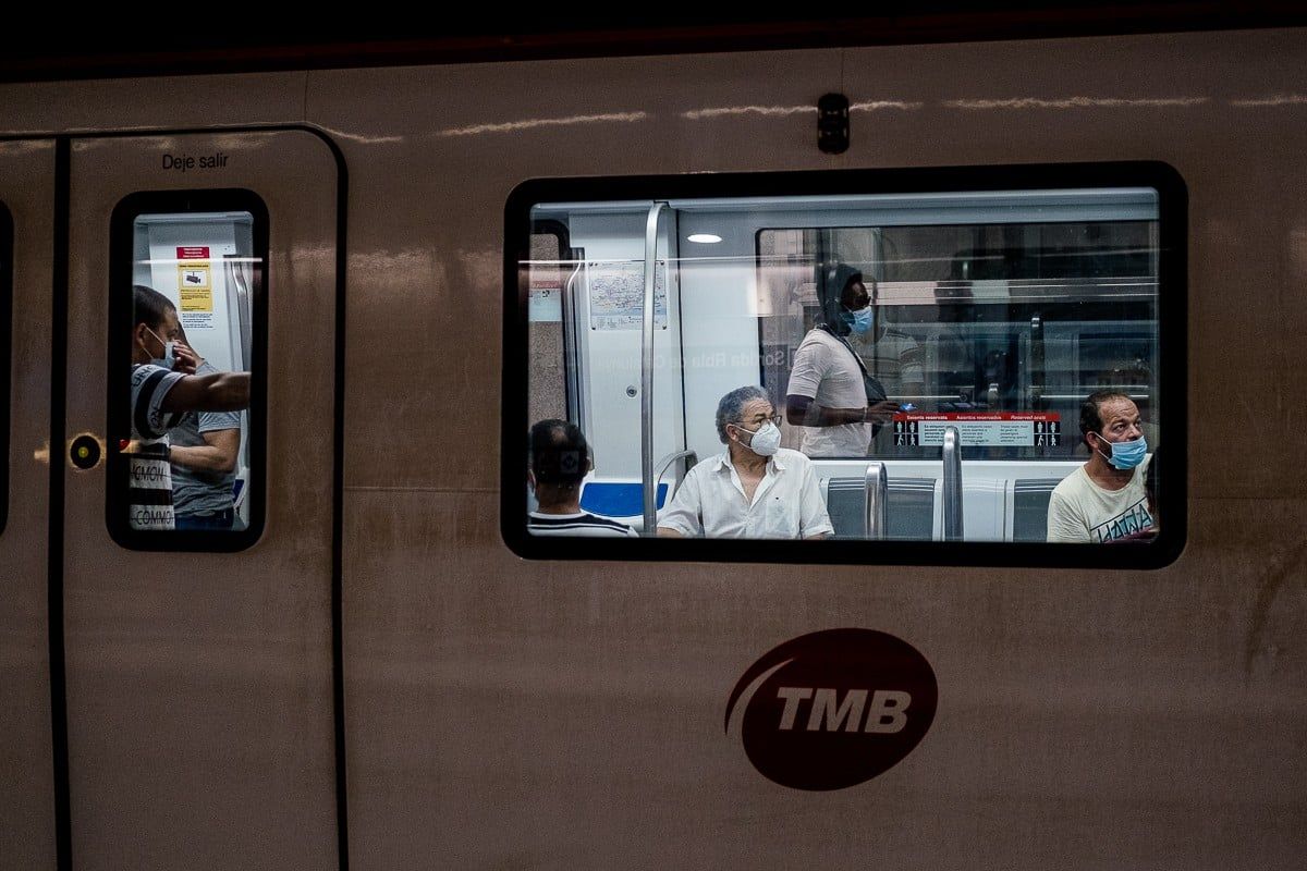 Passatgers amb mascareta al metro de Barcelona