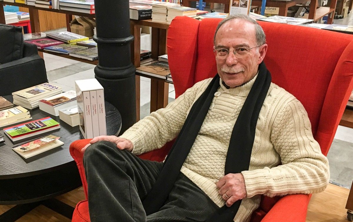 Antoni Vidal Ferrando, assegut a la llibreria Documenta de Barcelona