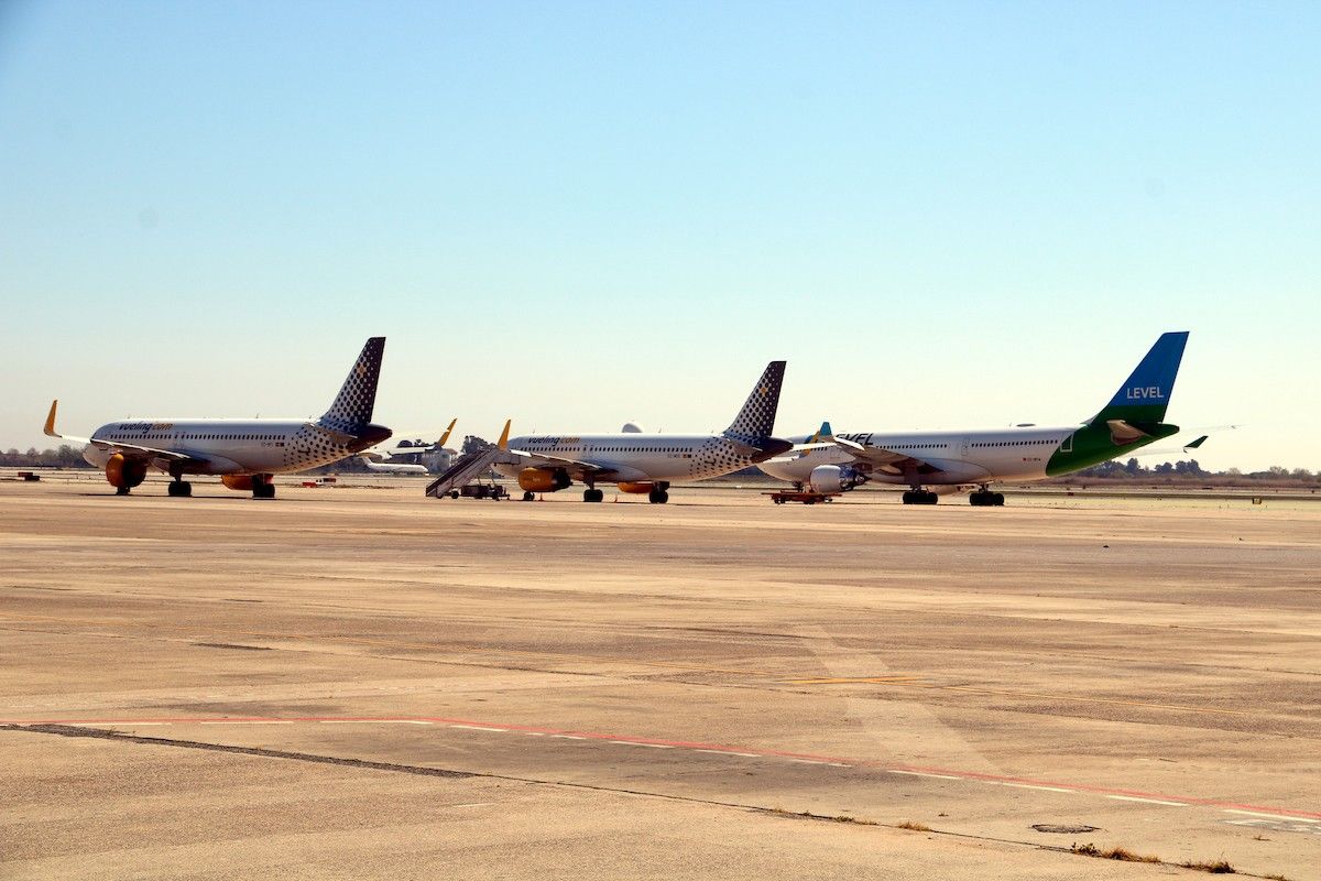 Diversos avions a la T2 de l'aeroport del Prat